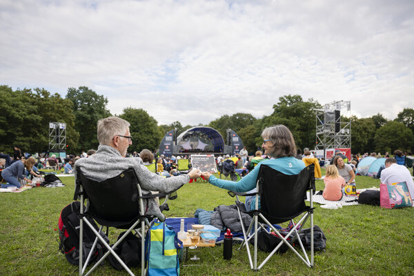 Zwei Personen beim Picknick im Luitpoldhain